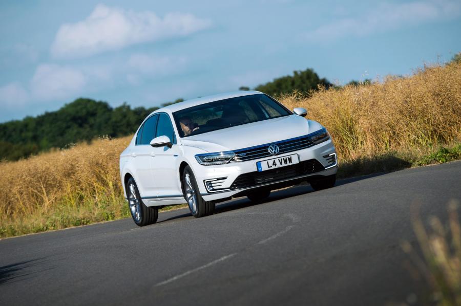  Volkswagen Passat GTE 2016 года  (UK) (фото 21 из 34)